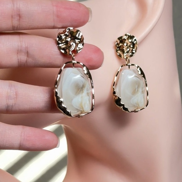 ⚜️ Elegant Gold and Cream Brown Stone Earrings - Picture 7 of 7